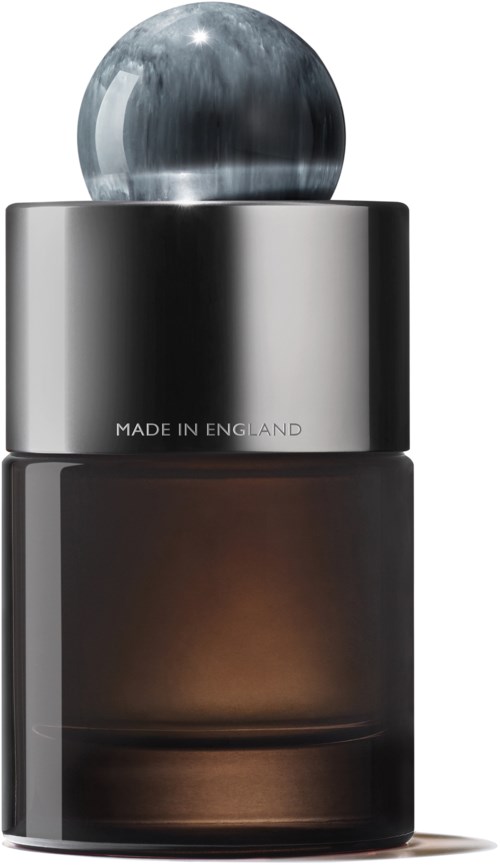 Ein Parfümflasche mit klarer kugelförmiger Kappe und schwarz-silbernem Design. Das Etikett lautet "Made in England."
