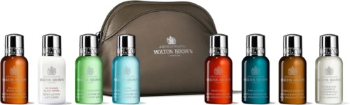 Sieben Molton Brown Hautpflegeflaschen in verschiedenen Farben mit einer grauen Tasche.