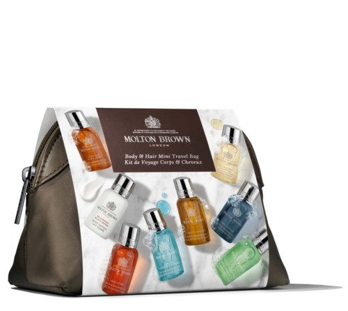 Eine Reißetasche mit Molton Brown Pflegeflaschen in verschiedenen Farben, einschließlich Orange, Blau, Grün und Gelb.