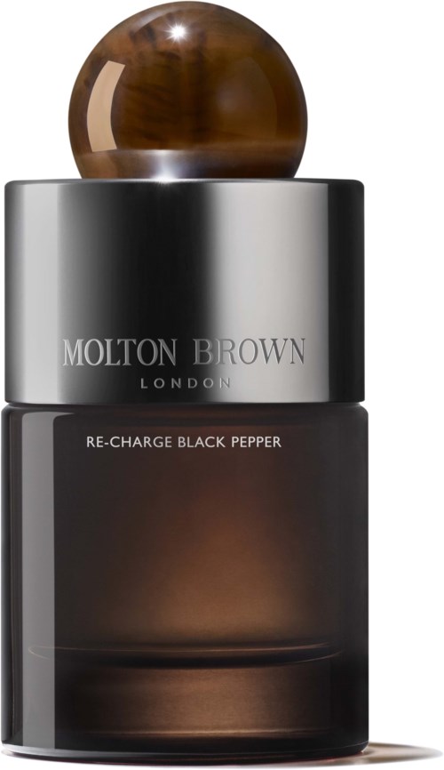 Eine schwarze Pfefferflasche mit silberner Kappe und brauner Kugel oben. Marke ist Molton Brown, London.