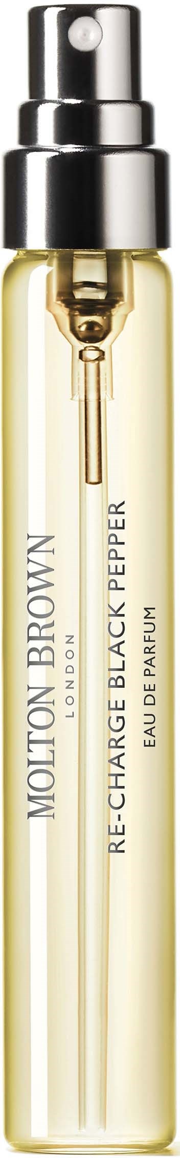 Eine klare Glas-Sprayflasche mit schwarzen Verschluss, beschriftet 'MOTION BROWN' und 'RE-CHARGE BLACK PEPPER AND OTHER FRUITS.'