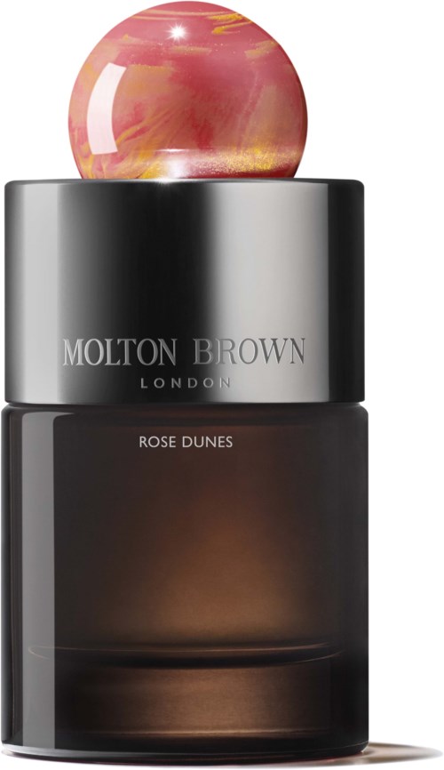 Ein dunkle Parfümflasche mit glänzendem Deckel und einer rosa marmorartigen Kugel oben, beschriftet 'Molton Brown London Rose Dunes.'