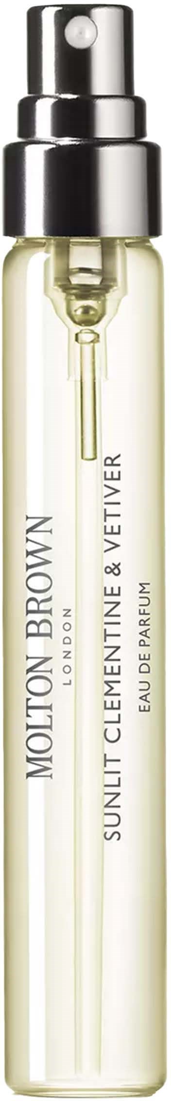 Eine klare Sprühparfümflasche mit silberner Kappe und einfachem Etikett für Molton Brown Sunlit Clementine & Vetiver.
