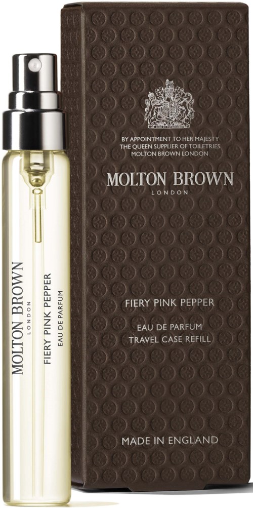 Eine klare Parfümzersprühflasche neben einem braunen strukturierten Karton mit der Beschriftung Molton Brown Fiery Pink Pepper.