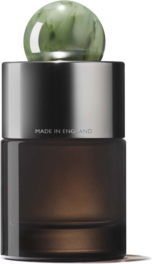 Eine kleine schwarze Flasche mit silberner Kappe und grünem Marmor oben, beschriftet "Made in England."