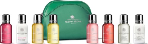 Een set kleurrijke Molton Brown-flessen met een groene tas op de achtergrond.