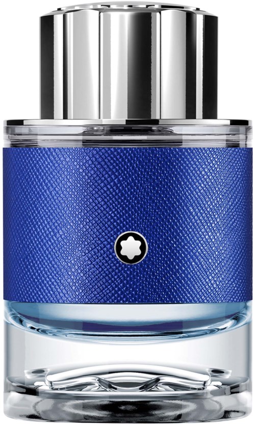 Een parfumfles met zilverkleurige dop, blauw structuurband en doorzichtig glas die de parfum binnenin laat zien.