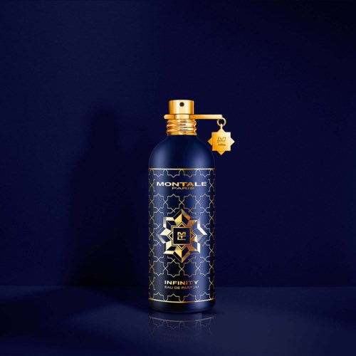 Een donkerblauwe parfumfles met gouden accenten, een label en een subtiel ontwerp, staand rechtop op een bijpassende achtergrond.
