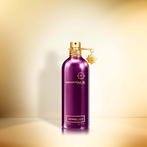 Een glanzende paarse fles met een gouden dop en een hanglabel, gelabeld als Montal Eau de Parfum.