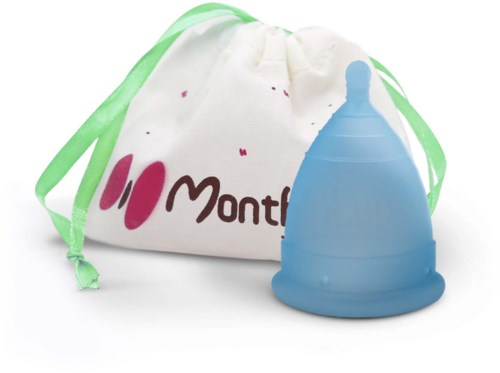 Eine blaue Menstruationskappe mit weichem Stiel, neben einem weißen Stoffbeutel mit grünen Schnüren und buntem Text.