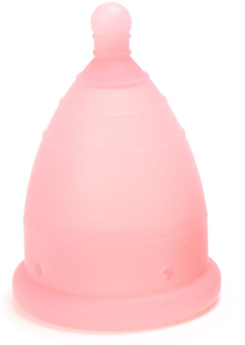 Eine pinke Menstruationskappe mit spitz zulaufender Form und kleinem Griff oben.