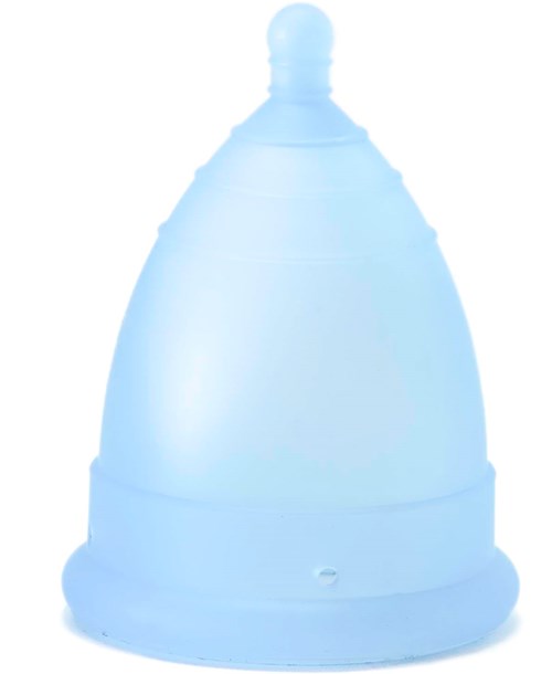 Das Bild zeigt einen klaren, glockenförmigen Menstruationstasse aus weichem Silikon.