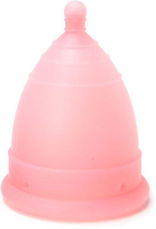 Eine rosa Menstruationstasse mit rundem Boden und kleinem Henkel an der Spitze.