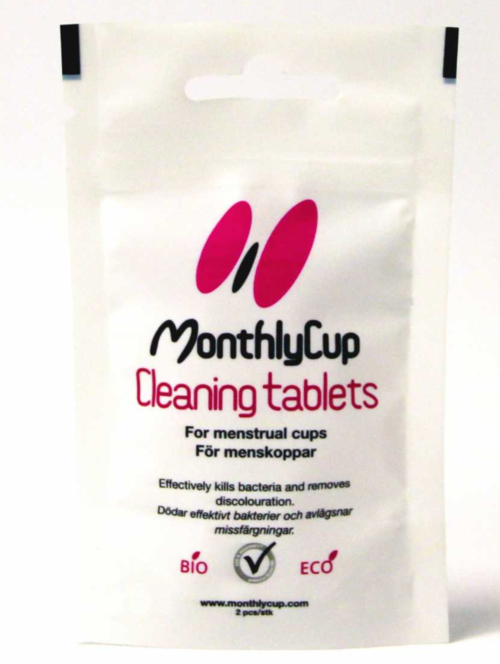 Eine weiße Verpackung mit pinken und schwarzen Texten bewirbt Reinigungstabletten für Menstruationsbecher, die Bakterien abtöten und Flecken entfernen.