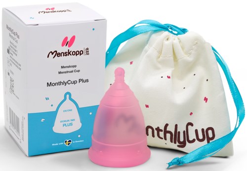 Bildet viser en rosa menstruasjonskopp med en blå snorpose og en hvit eske med produktdetaljer.
