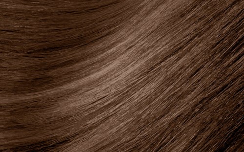 Närbild på glänsande brunt hår med slät textur och naturlig glans.
