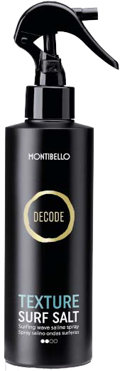 En svart sprayflaske merket "DECOD" med teksten "TEXTURE SURF SALT" og en spraymunnstykke.