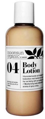 Een beige bodylotionfles met witte dop en label, geeft aan dat het biologisch is en een spicy sinaasappelaroma heeft.