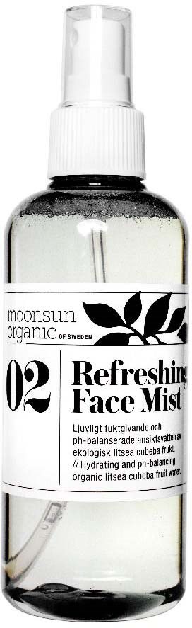 Een doorzichtige sprayfles met een witte dop, gelabeld "Refresing Face Mist," bevat vloeistof, bedoeld voor huidhydratie.