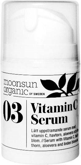 Een witte pompflacon bevat Moonsun Organic Vitamin C Serum met zwarte bladeren en opvallende tekst op het etiket.