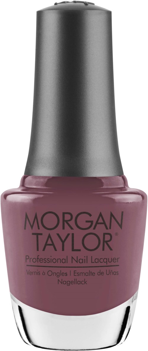 Morgan Taylor Nagellack in dunklem Mauve mit silberner Kappe.