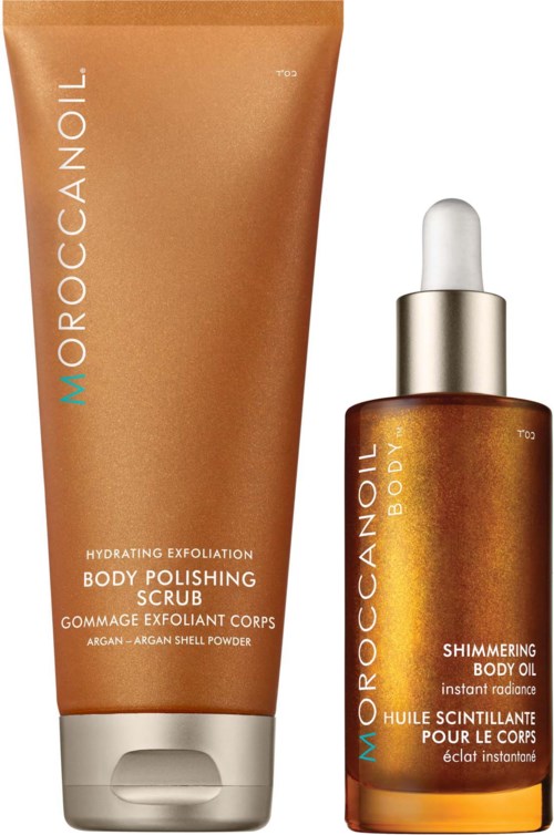 Kaksi ihonhoitotuotetta: vartauskuorinta ja hohtava vartaloöljy, molemmat Moroccanoililta, oransseissa pulloissa.