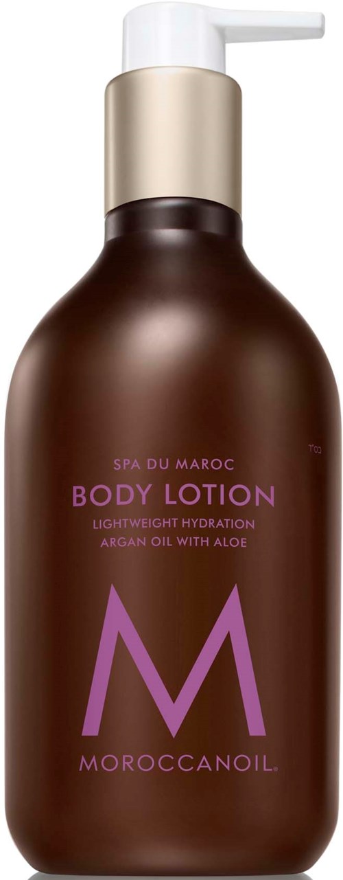 Ruskea pullo, jossa on valkoinen pumppu, lukee 'Body Lotion' ja sisältää arganöljyä ja aloe veraa.