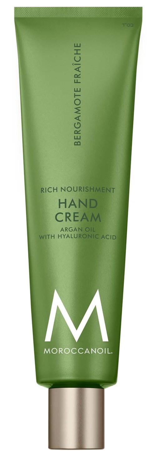 Vihreä käsivoideputeli hopeisella kannella, merkinnällä 'Moroccanoil' ja 'Rich Nourishment Hand Cream' sisältäen ainesosia.