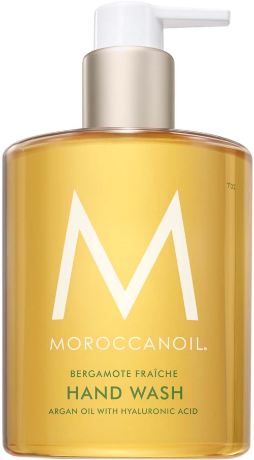 Keltainen pullo valkoisella pumppu, merkinnällä Moroccanoil Hand Wash, vihreällä ja valkoisella tekstillä.