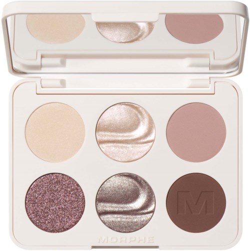 Ögonskuggspalett med sex glitter och mattskuggor, inklusive beige, rosa, brunt och silverfärger.