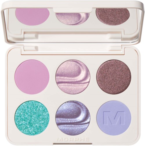 En makeup-palett med sex färgglada ögonskuggor i rosa, lila, turkos och blå nyanser.
