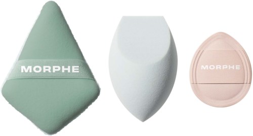Drei verschiedene Make-up-Schwämme in unterschiedlichen Formen und Farben mit dem Markennamen Morphe auf zwei.