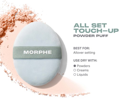 Ein weißer runder Puderball mit grünem Band für Make-up. Text zeigt, dass er für trockene Puder, Cremes oder Flüssigkeiten geeignet ist.