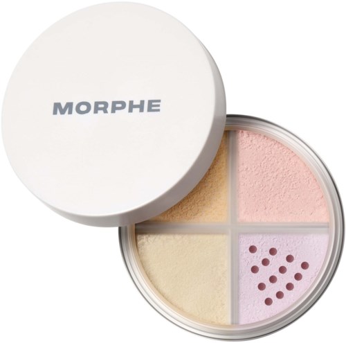 En liten container med fire pastellfargede pulver og prikker for blending eller contouring.