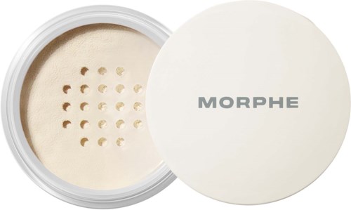 Ett vitt öppet burk med beige pulver och små hål, märkt Morphe.
