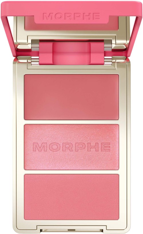 En rosa och vit makeuppalett med tre rosa nyanser av rouge eller ögonskugga.