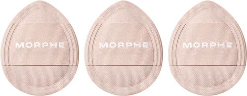 Drei Morphe Makeup-Schwämme in Hellrosa sind nebeneinander angeordnet.