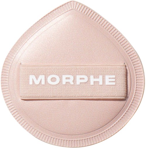 Ein weicher rosa Make-up-Schwamm mit dem Wort MORPHE auf einem Band in der Mitte.