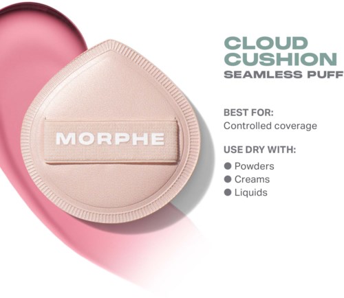Eine runde, pinke Puder mit Beigedeckel, beschriftet MORPHE, für Make-up, mit Text zu Verwendung und optimaler Abdeckung.