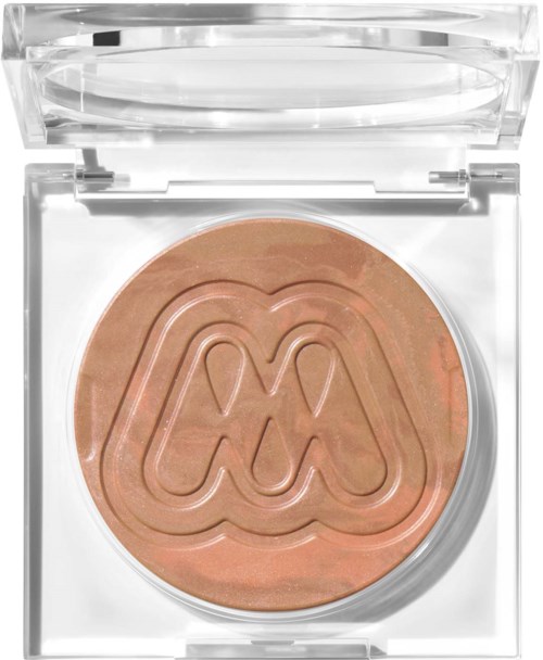 En kompakt makeuppuder med klar locka, innehållande ett pressat, persikofärgat puder med en prägling av en logotyp.