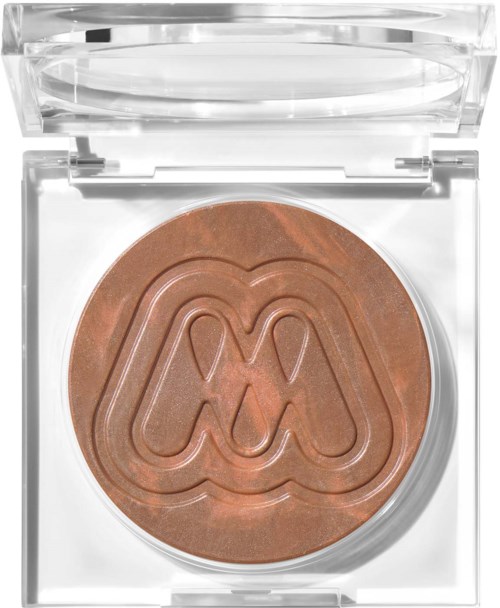 En kompakt med ett tydligt lock som innehåller ett runt pressat puder i varm brunt nyans.
