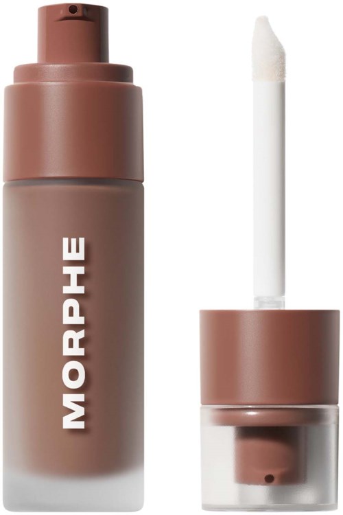 En beige flaske med pumpe merket Morphe, med lokket fjernet og en svampaktig applikator.