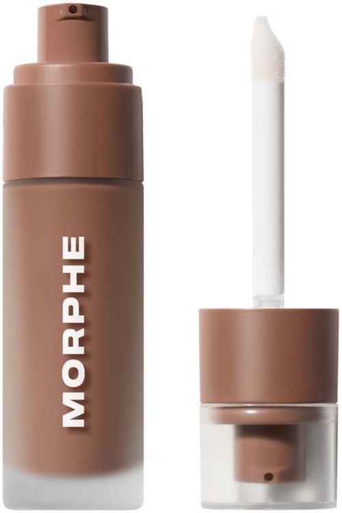 Flytende foundation i en brun pumpeflaske med separat påføringspinne. Morphe-logo på flasken.