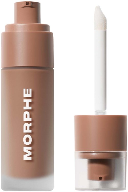 En beige flytende foundationflaske med påført applikator med hvit svampespiss.