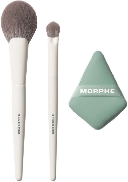 Zwei Make-up-Pinsel und ein grüner Makeup-Schwamm mit Marke Morphe.