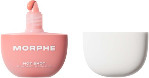 Rosa blushflaska märkt MORPHE HOT SHOT med lite produkt på pipen bredvid en vit skål.