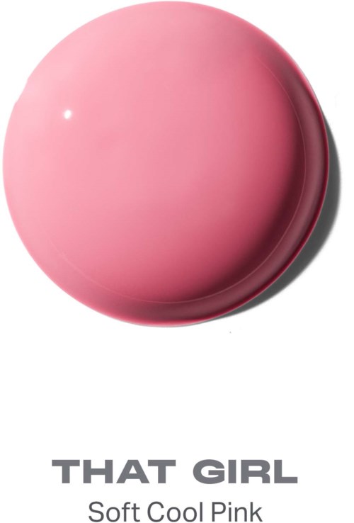 Ett mjukt rosa runt föremål med glänsande yta och skugga. Texten säger "THAT GIRL" och "Soft Cool Pink."