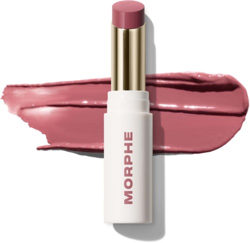 Ett rosa läppstift står på en smet av rosa läppstiftsmakeup.