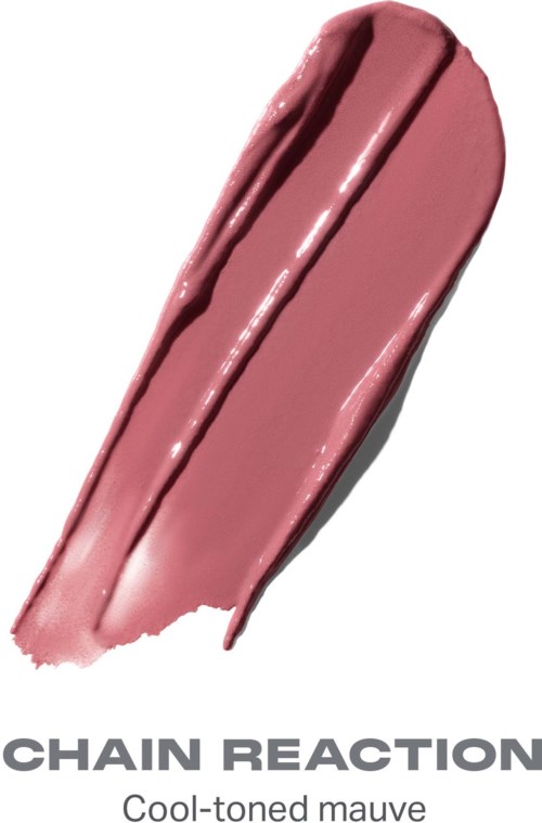 En mauve läppstiftsswipe, glänsande och slät, med en skugga under. Texten säger Chain Reaction, sval tonad mauve.