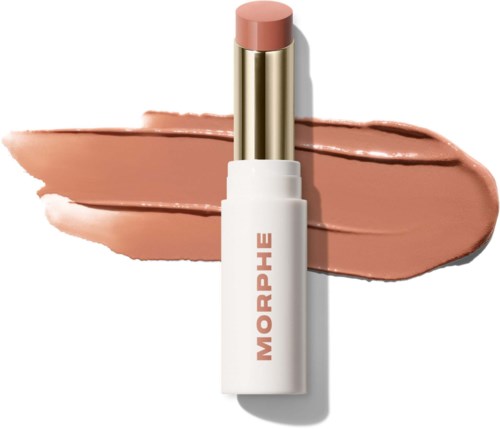 Ett läppbalsamstift med beige färg står vertikalt framför en snygg pink nyans av läppstift.